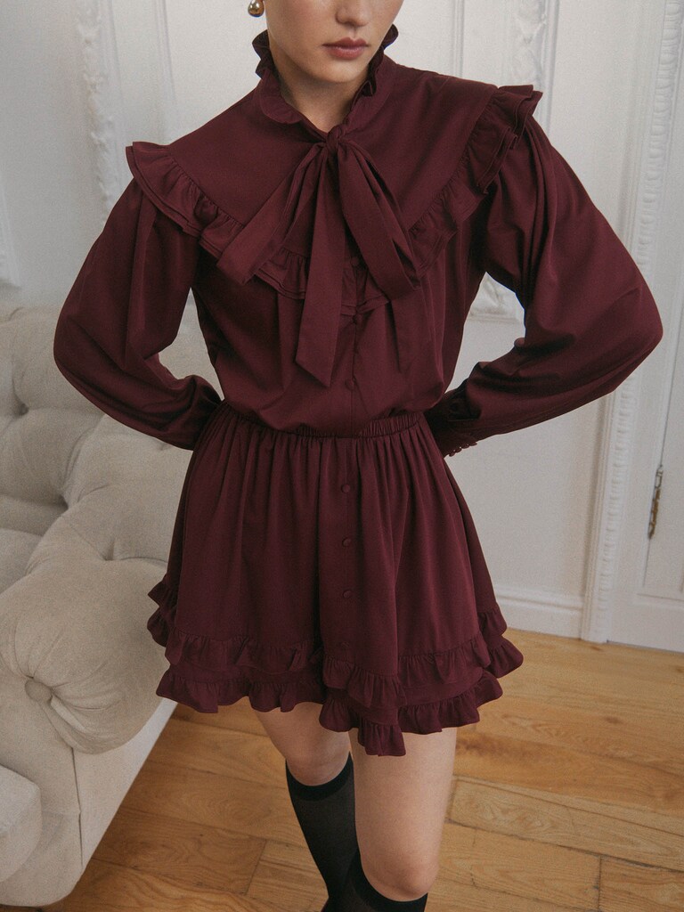 فستان قصير مع ياقة وكشكشة