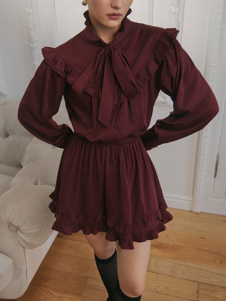 Платье мини с бантом на воротнике и оборками