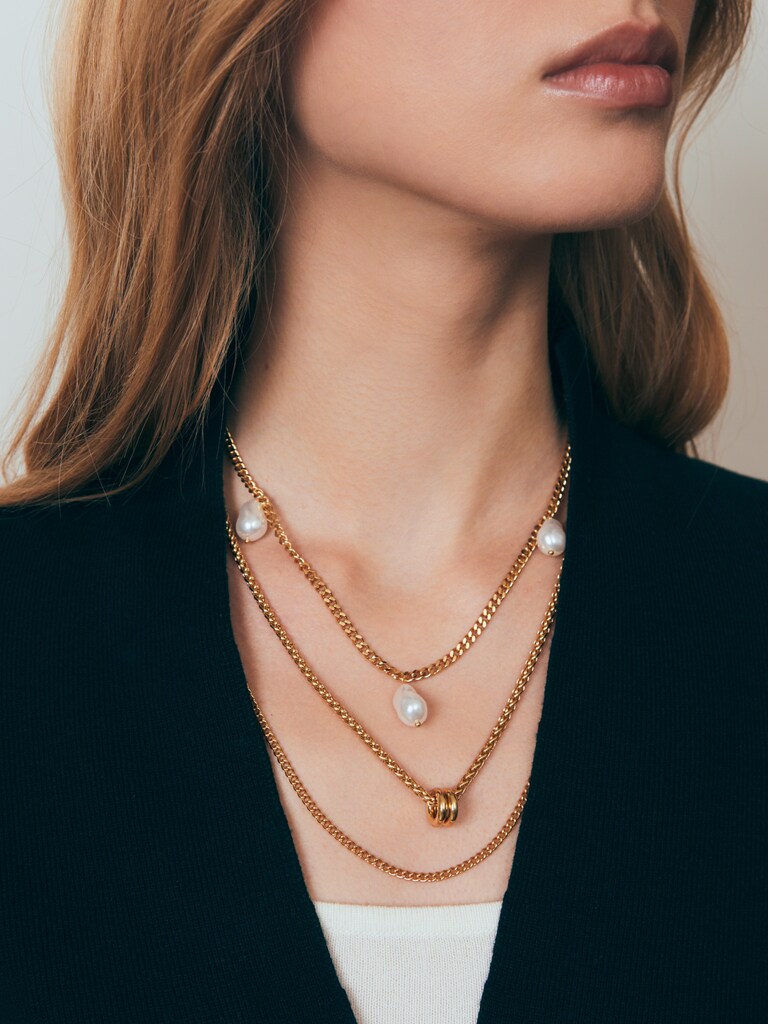 Multi-level golden necklace with large pearls