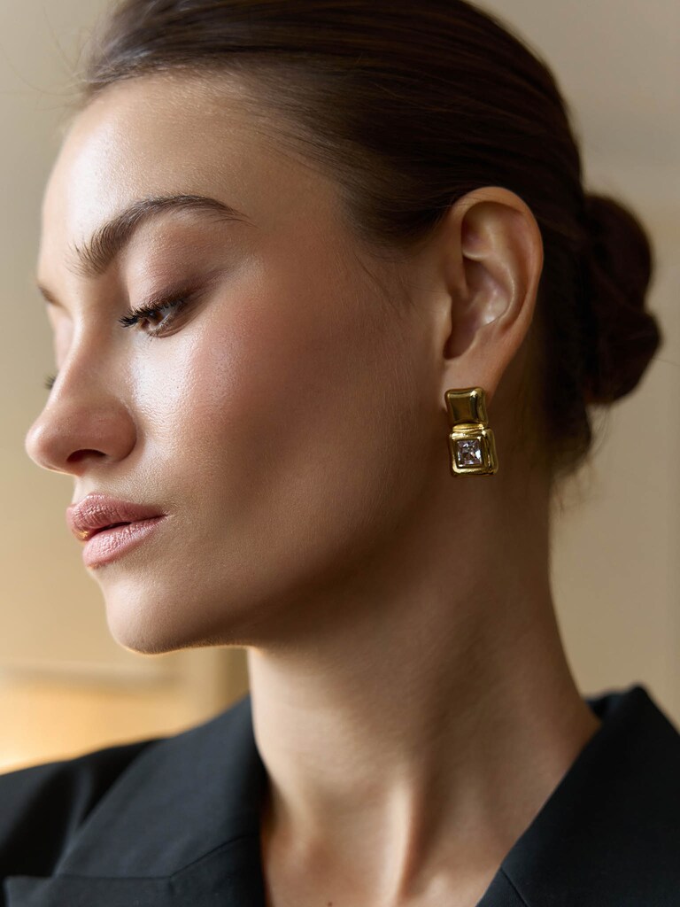 Geometric stud earrings with square stones