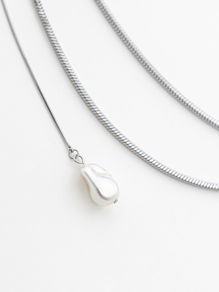 Smooth chain with a pearl pendant