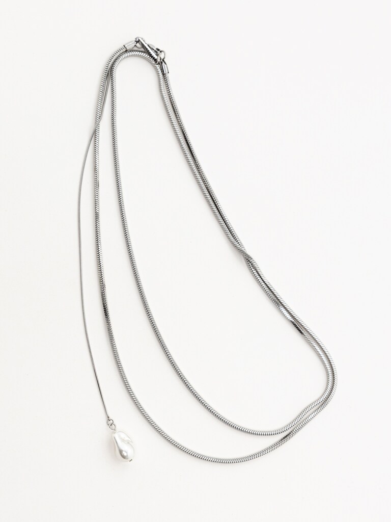 Smooth chain with a pearl pendant