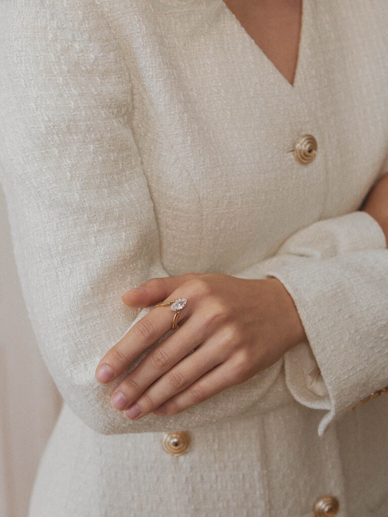 Тонкое кольцо с крупным камнем