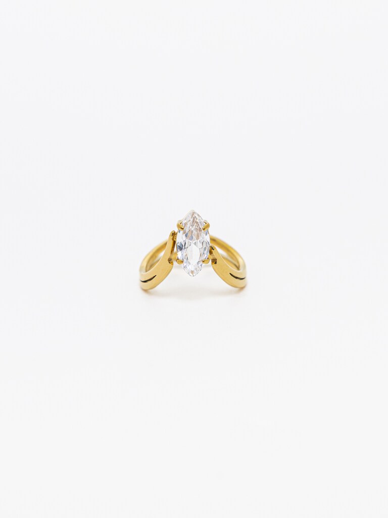 Тонкое кольцо с крупным камнем