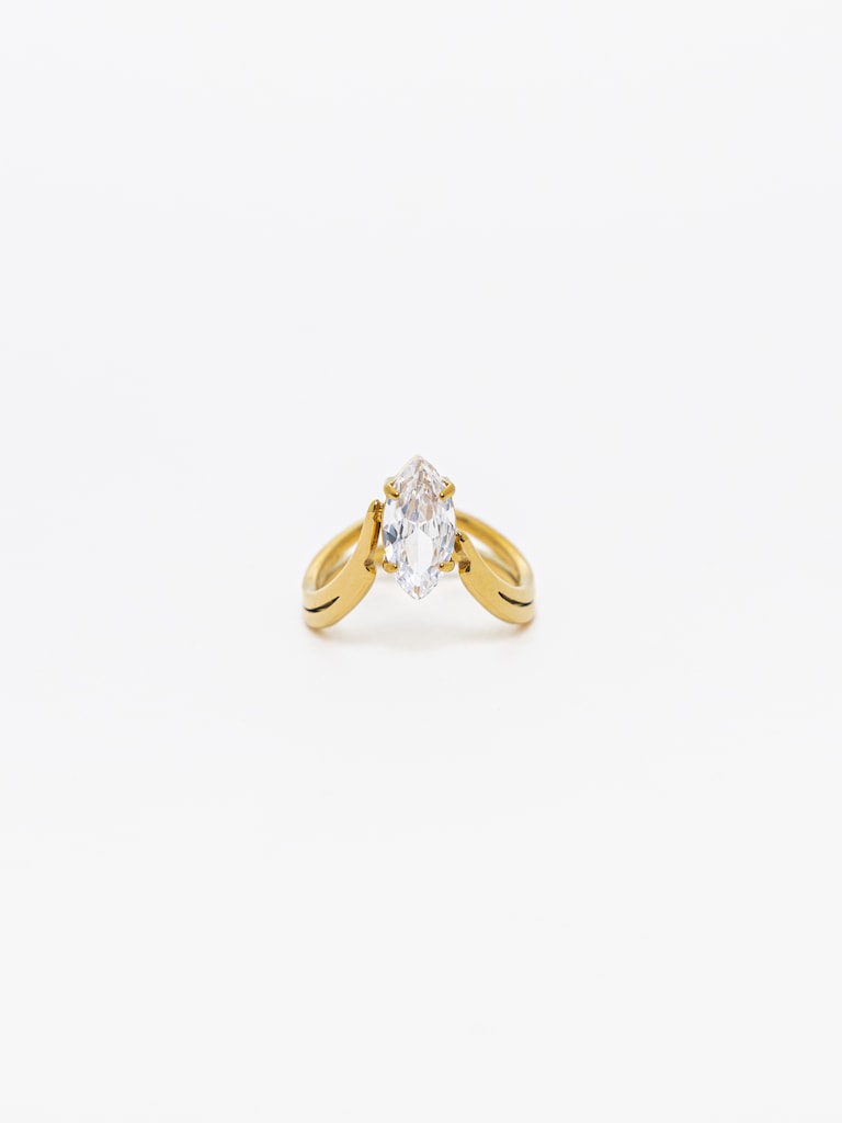 Тонкое кольцо с крупным камнем