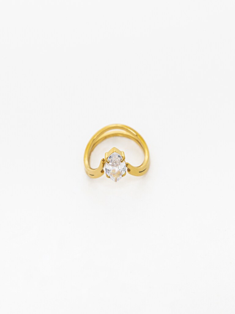 Тонкое кольцо с крупным камнем