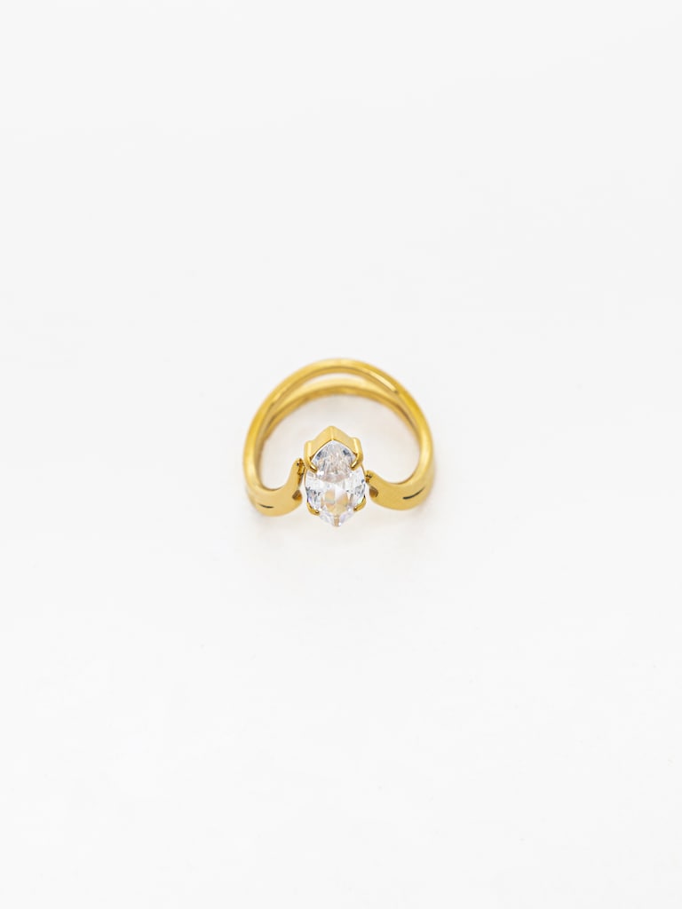 Тонкое кольцо с крупным камнем