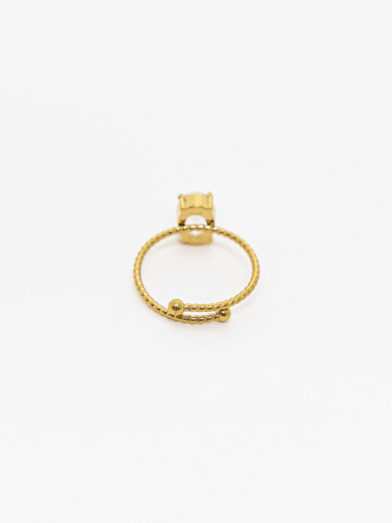 Schmaler Ring mit ovalem Stein