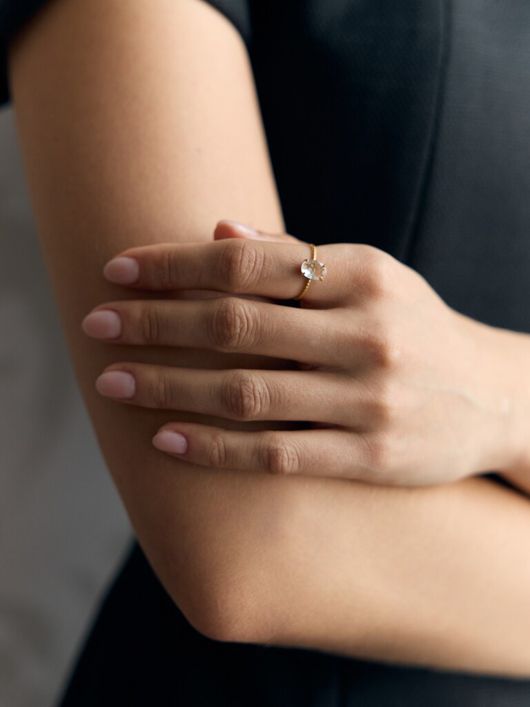 Schmaler Ring mit ovalem Stein