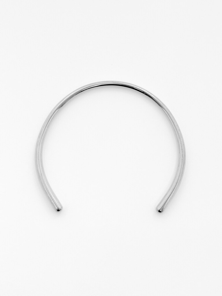 Semicircular necklace in smooth metal