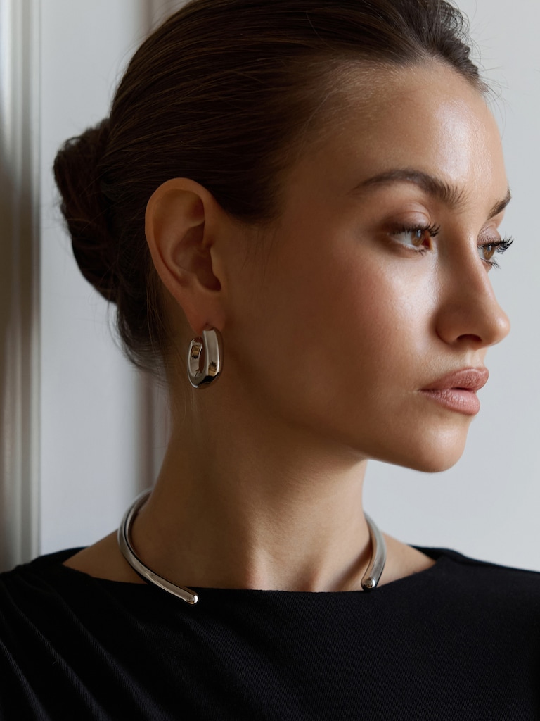 Semicircular necklace in smooth metal