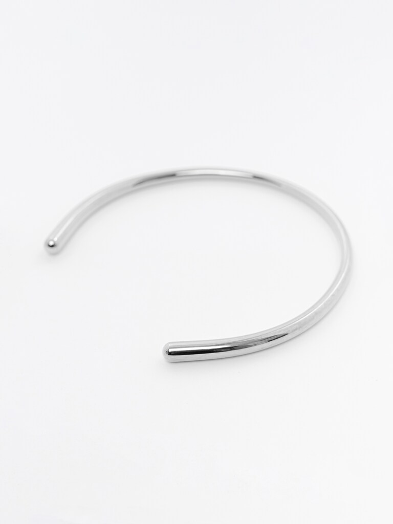 Semicircular necklace in smooth metal