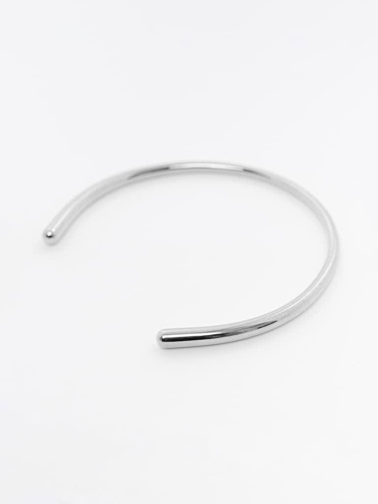 Semicircular necklace in smooth metal