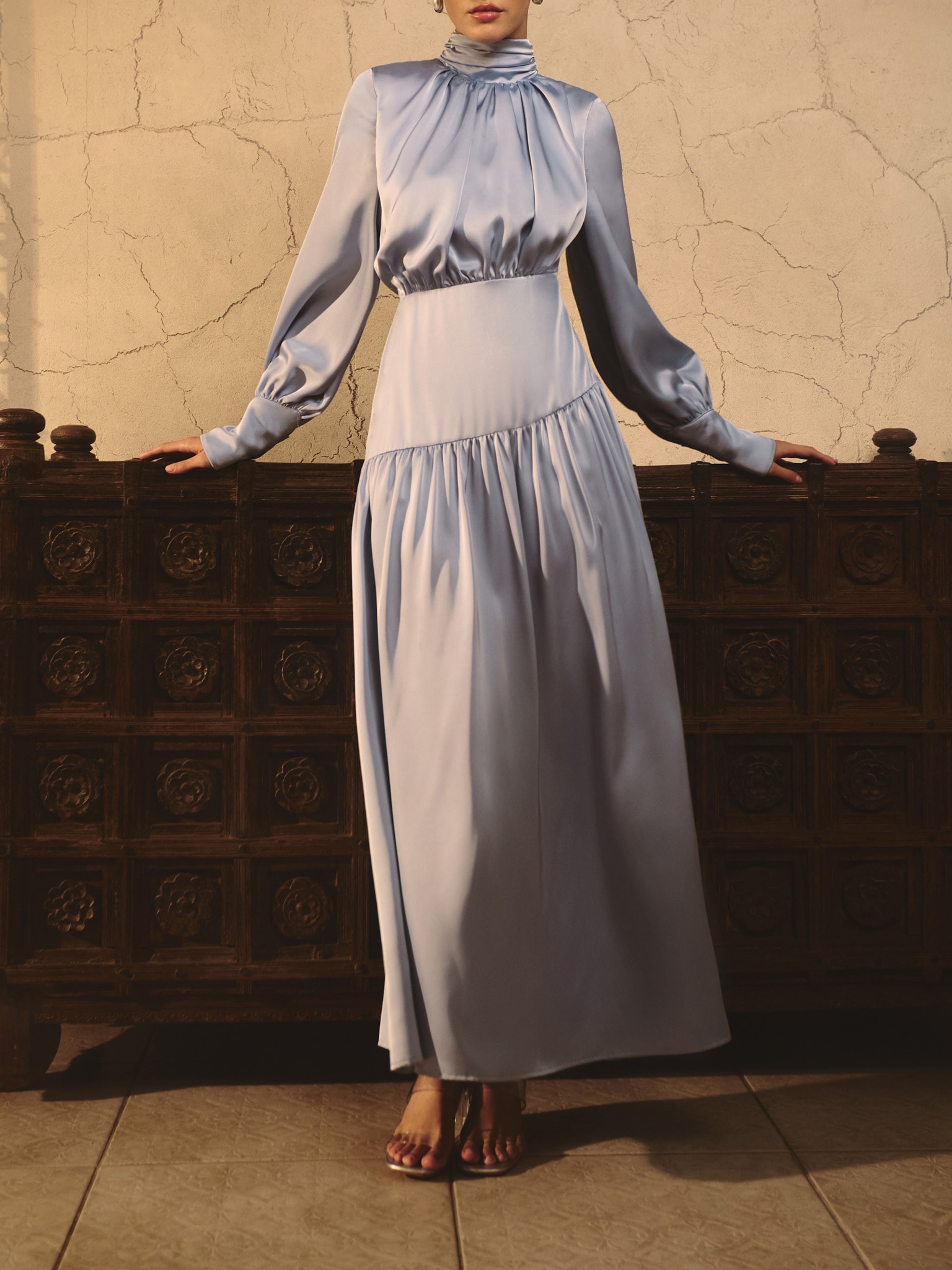 Smooth fitted maxi dress with pleats on the bodice