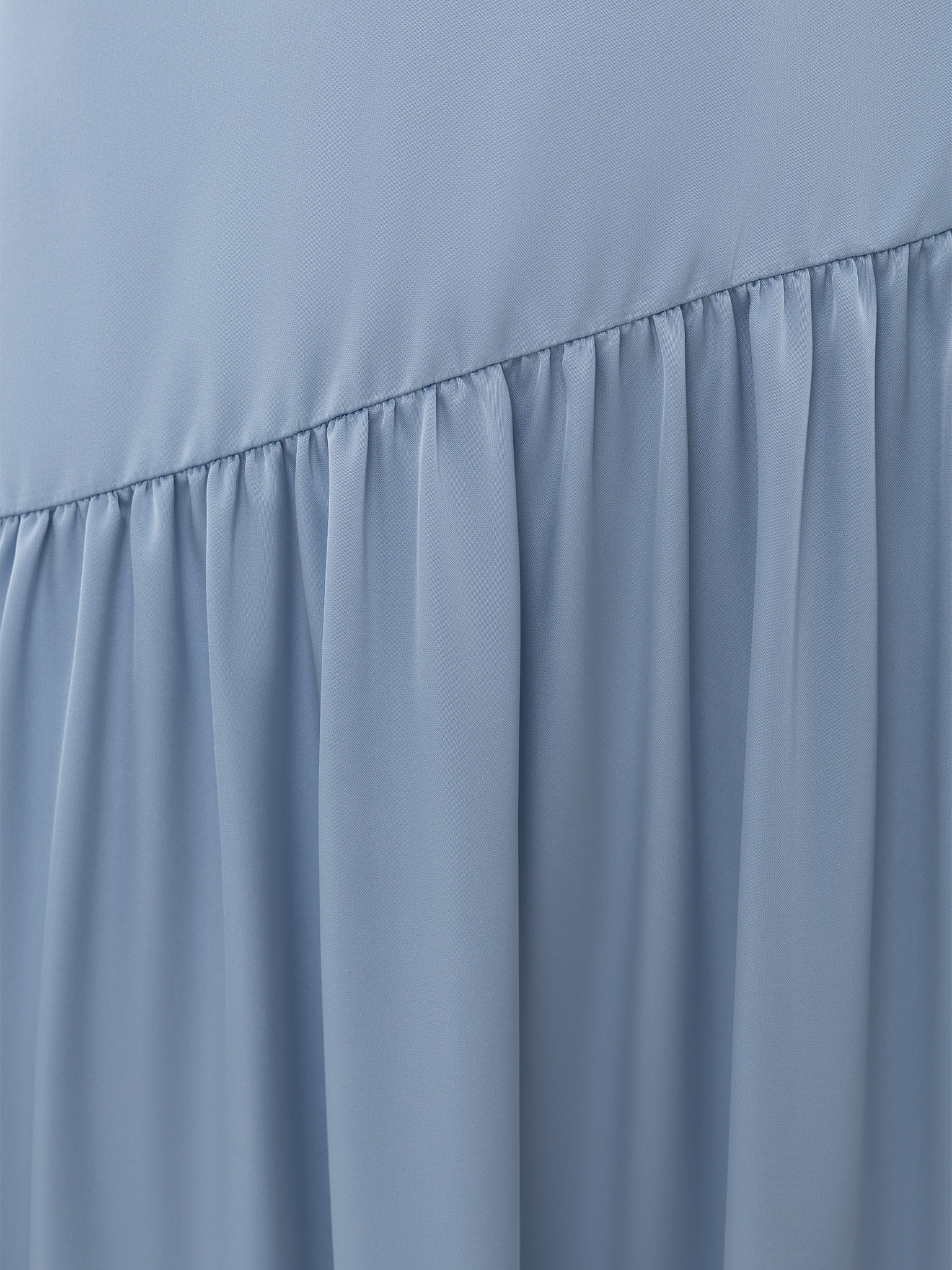 فستان ماكسي ناعم ملائم مع طيات على الصدر