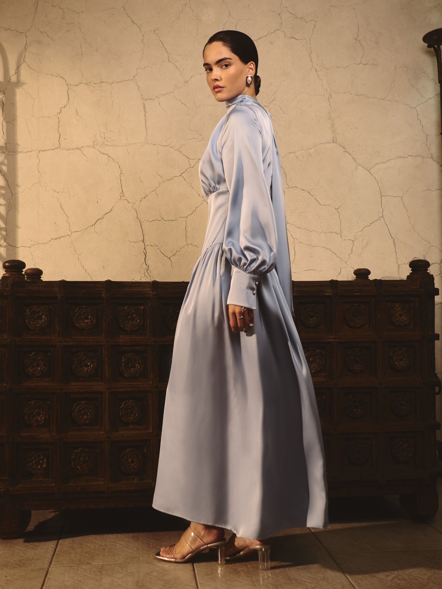 Smooth fitted maxi dress with pleats on the bodice