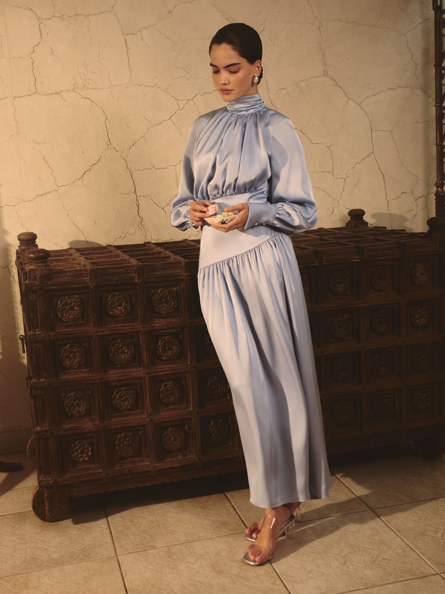 Smooth fitted maxi dress with pleats on the bodice