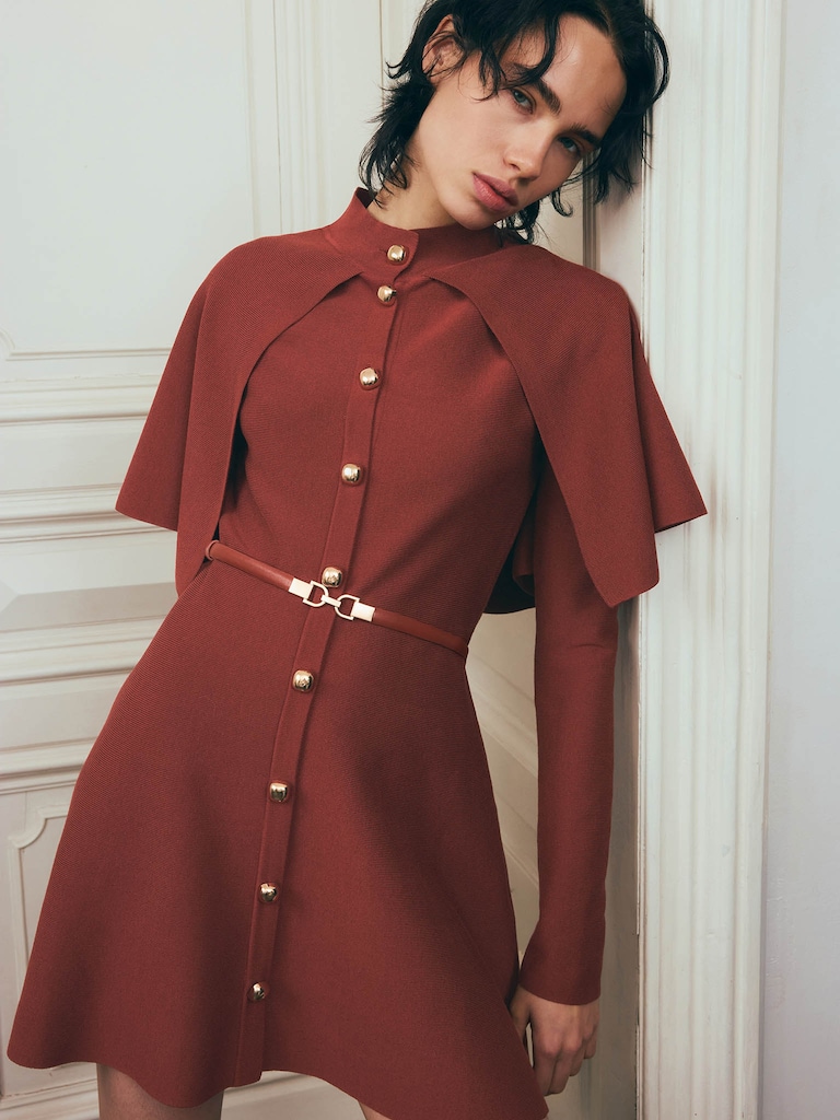 Платье мини с кейпом и ремнем в тон