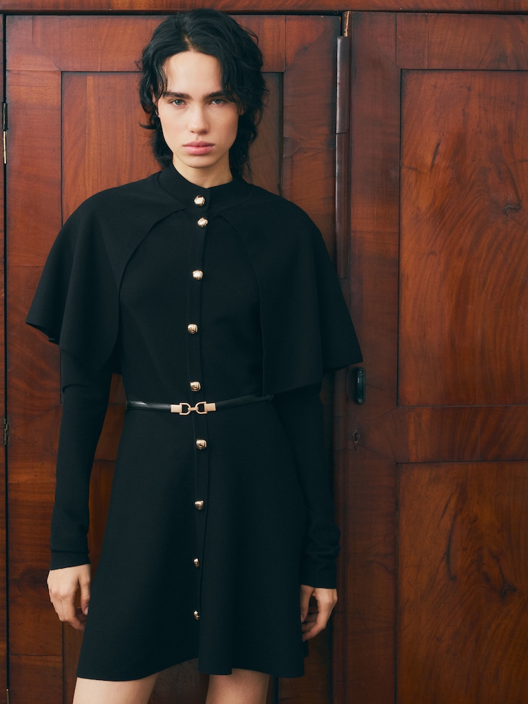 Платье мини с кейпом и ремнем в тон