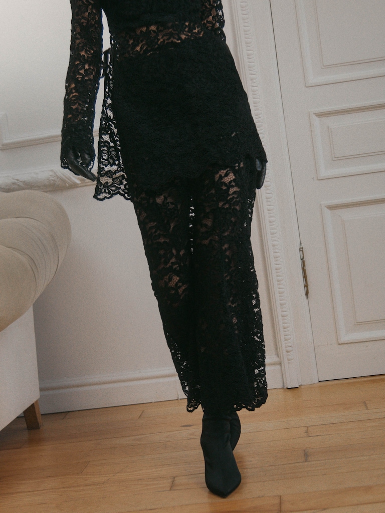 Юбка миди из гипюра с однотонными шортами