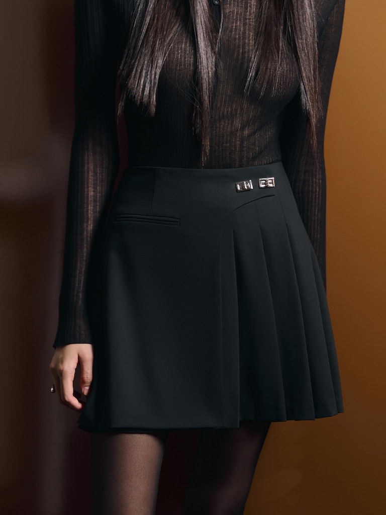 Юбка мини на запах с металлическими застежками