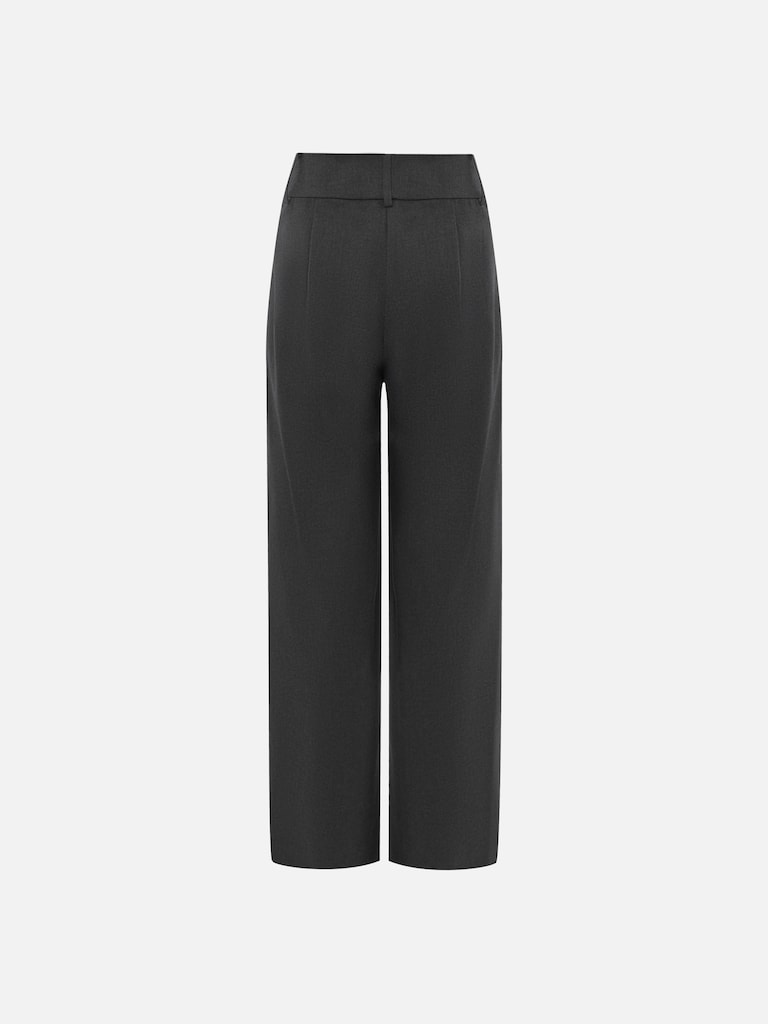 Loose trousers with snap at the waist