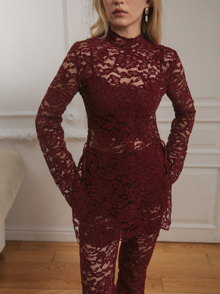 Guipure blouse with monochrome top