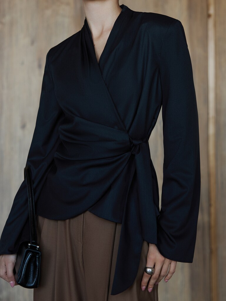 Ausgestellte Bluse mit Schleifen in der Taille 