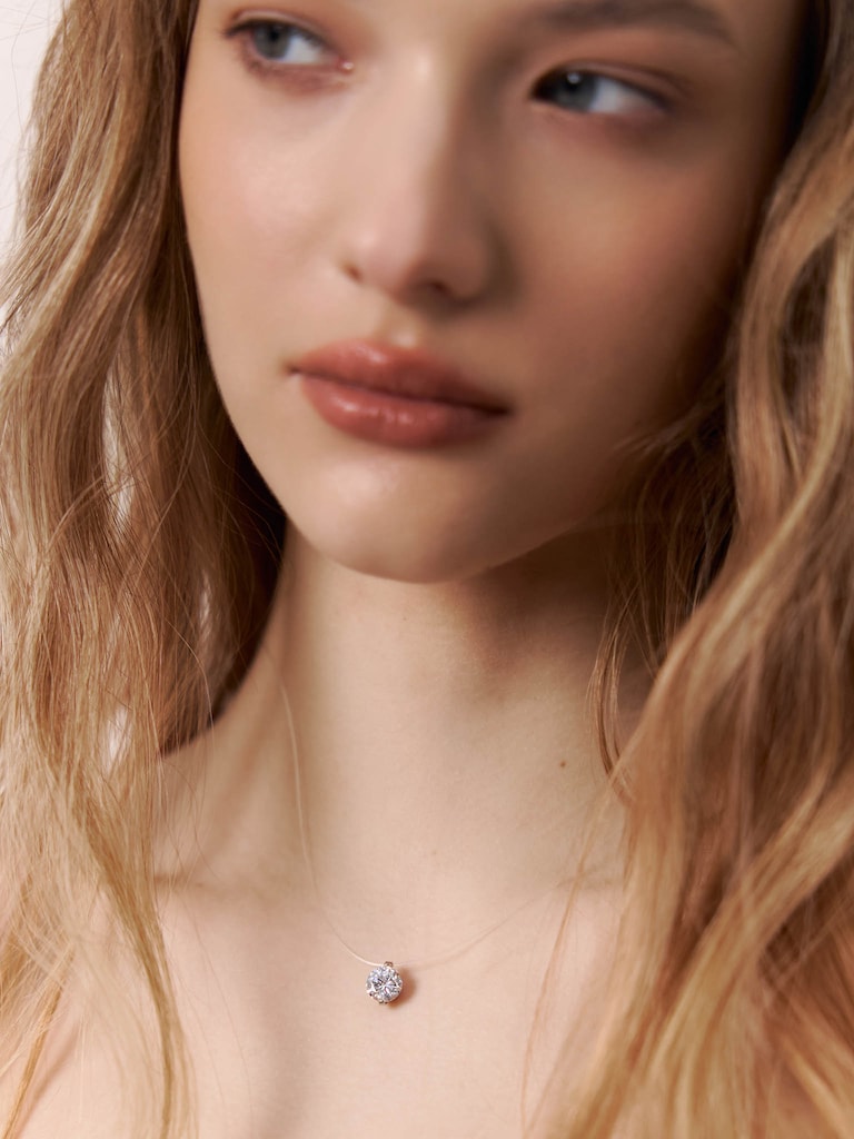 Колье в виде кристалла на прозрачной леске