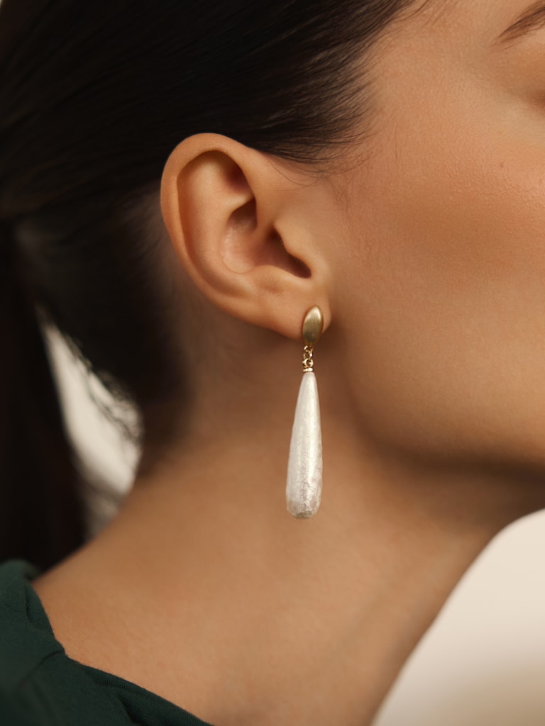 Stud earrings with teardrop pendants