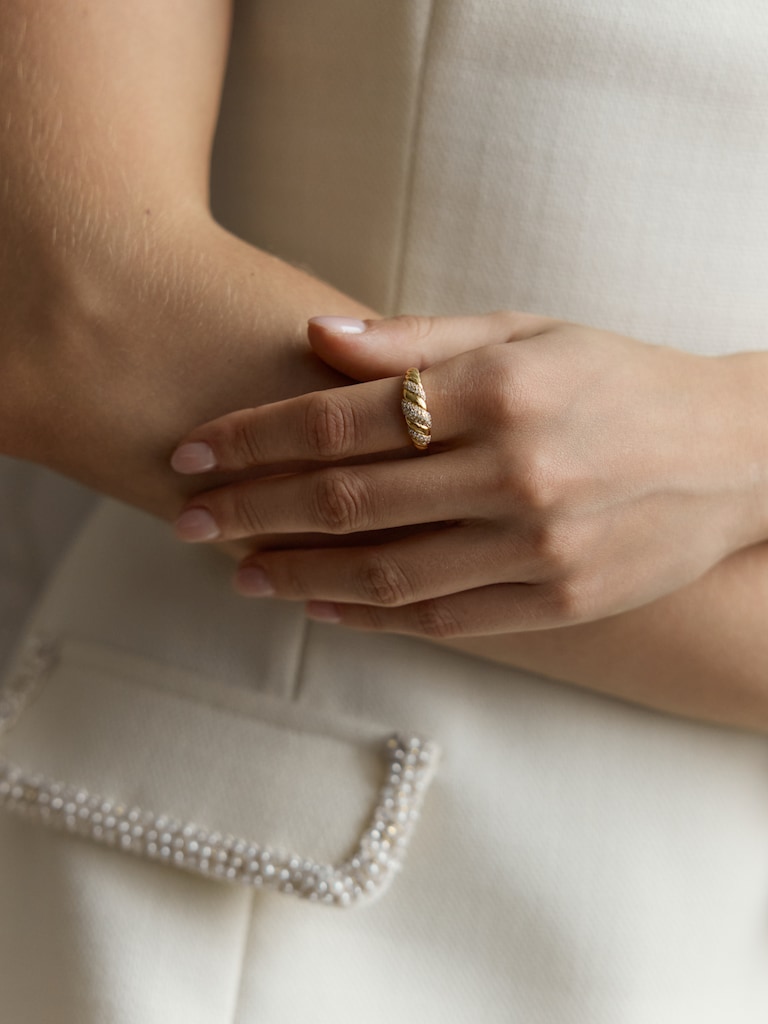 Витое золотистое кольцо со стразами