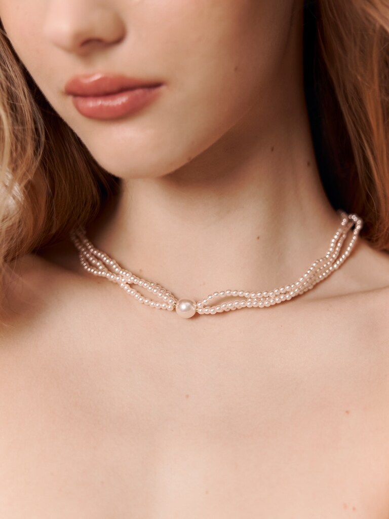 Pearl necklace with beads of different sizes