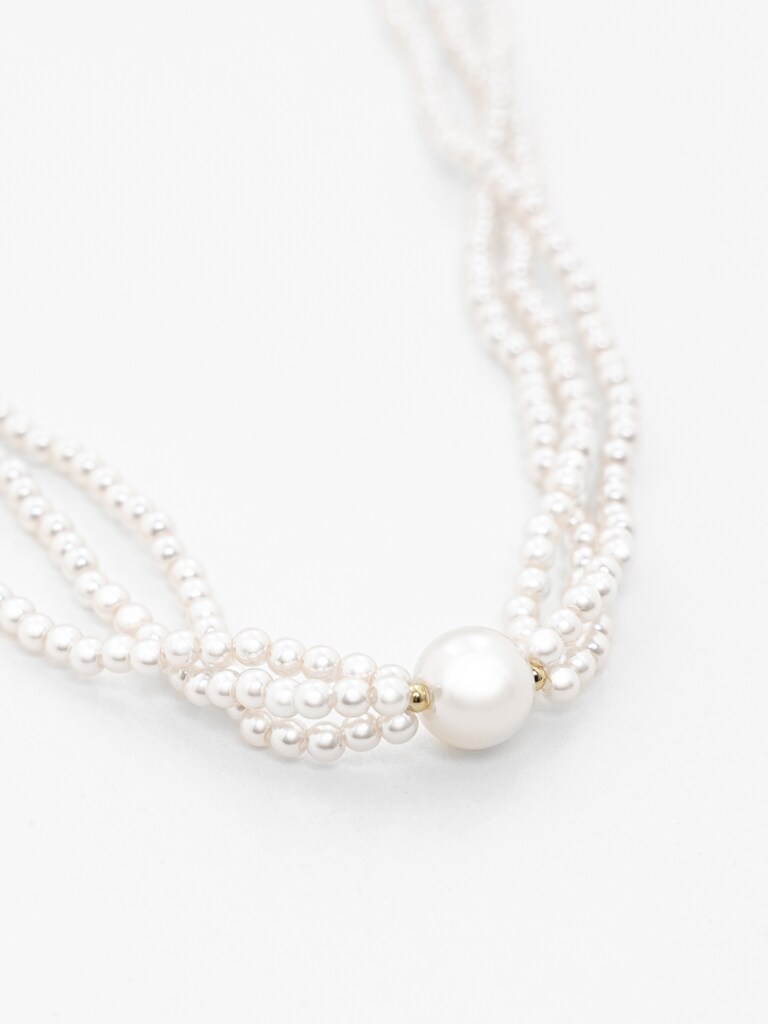 Pearl necklace with beads of different sizes