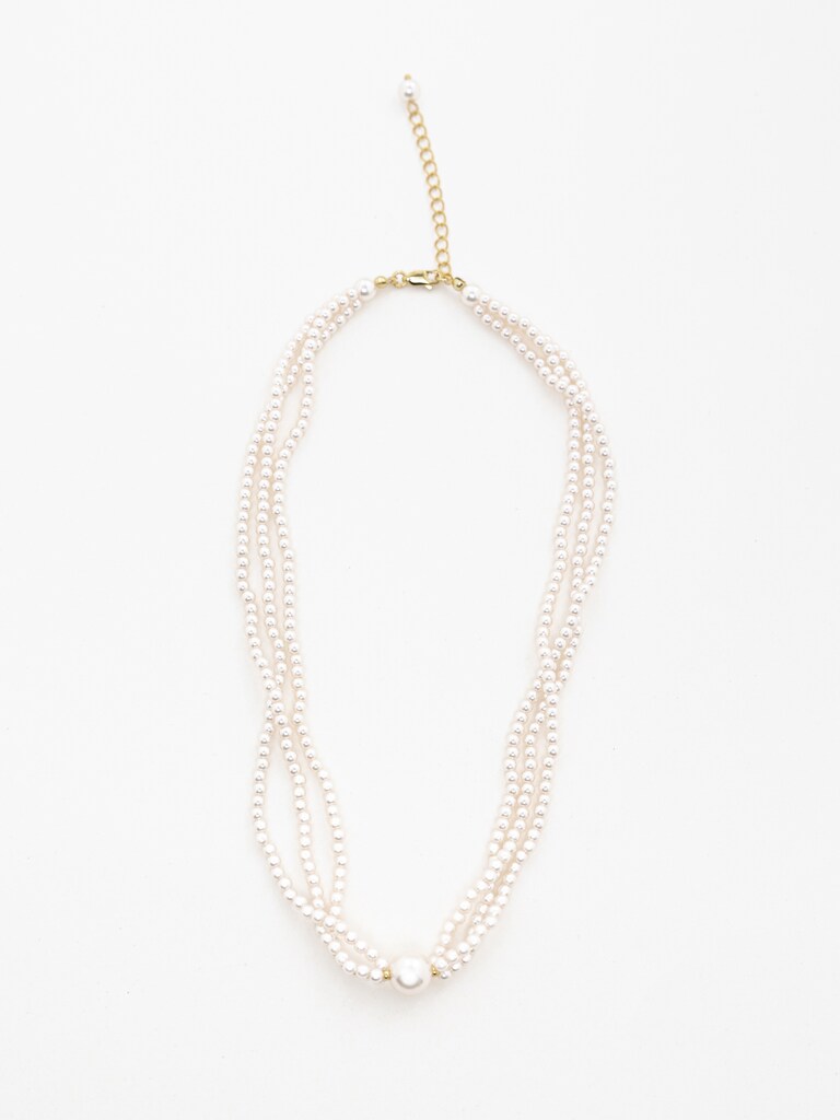 Pearl necklace with beads of different sizes
