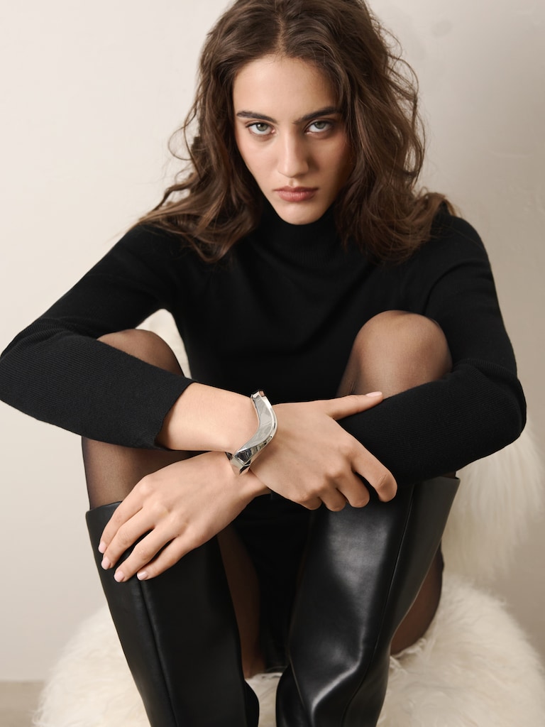 Curved round bracelet