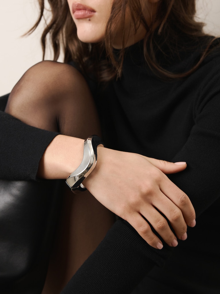 Curved round bracelet