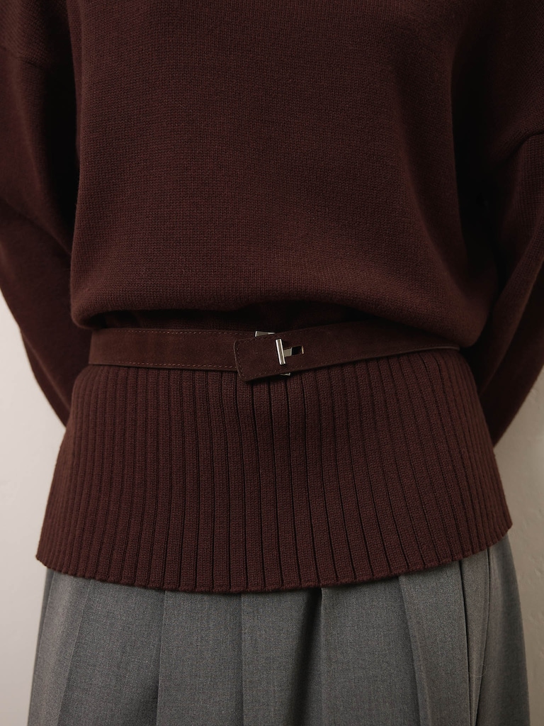 Gürtel aus Wildleder mit Metallschnalle