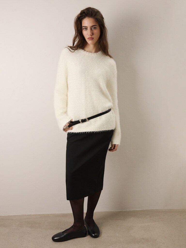 Slim leather belt with metal tip