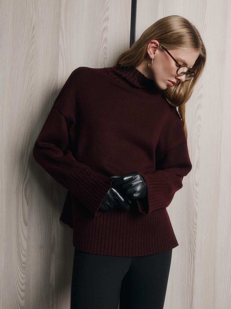 Свободный свитер гладкой вязки с деталями в рубчик