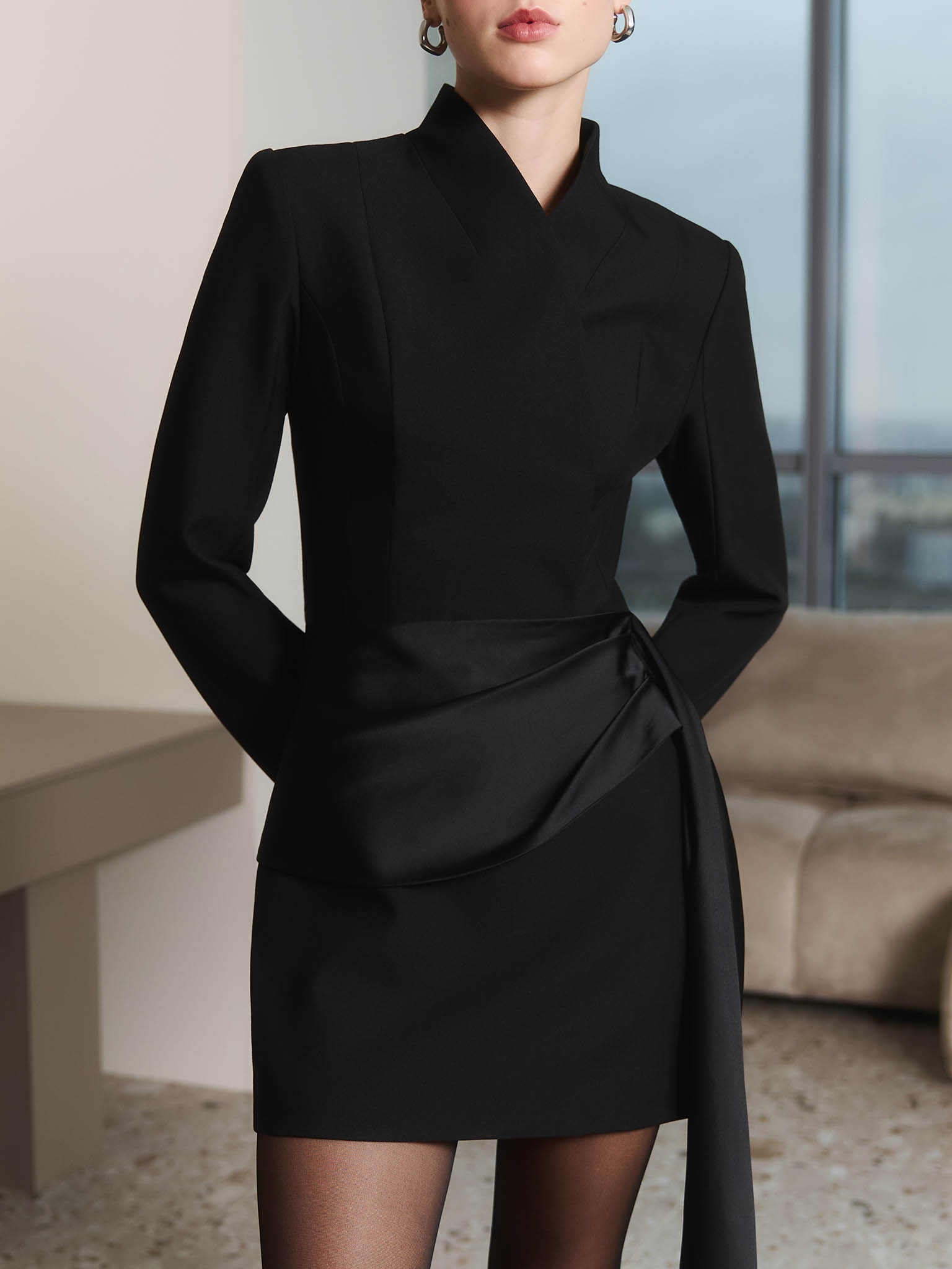 Mini Robe Noire Forever 21 Drapée Et Torsadée - Col V, Manches Longues, Pour Soirée