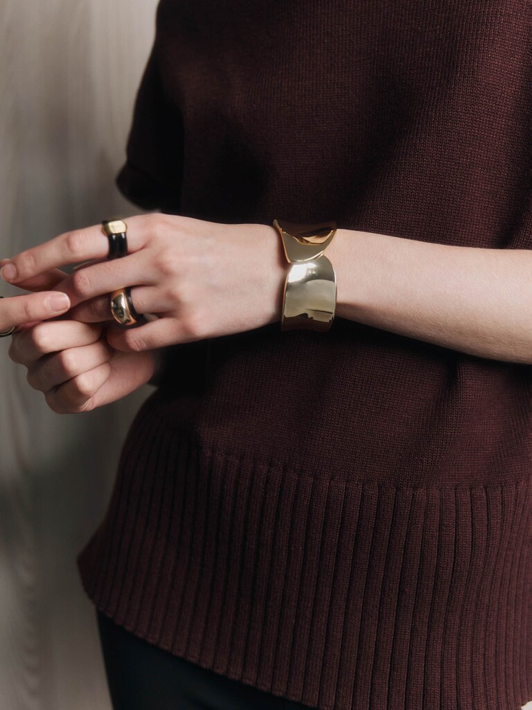 Изогнутый браслет из гладкого металла