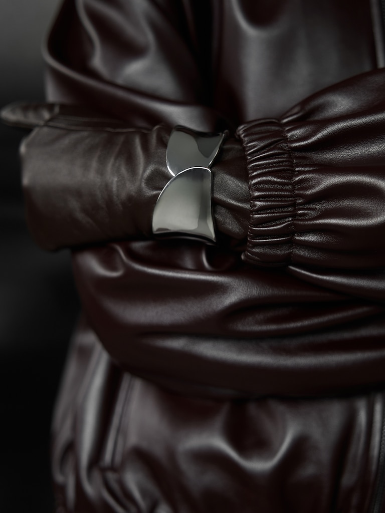 Изогнутый браслет из гладкого металла