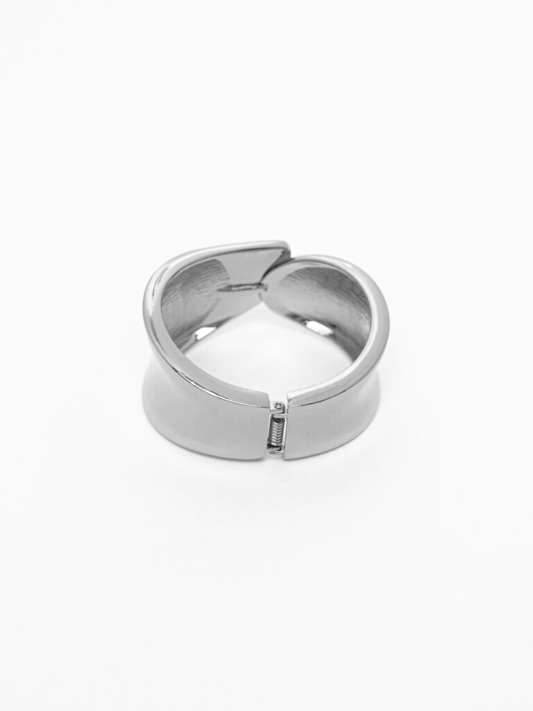 Изогнутый браслет из гладкого металла