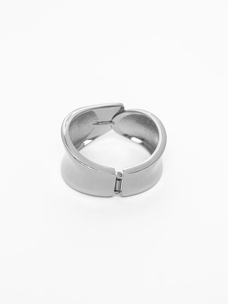 Изогнутый браслет из гладкого металла