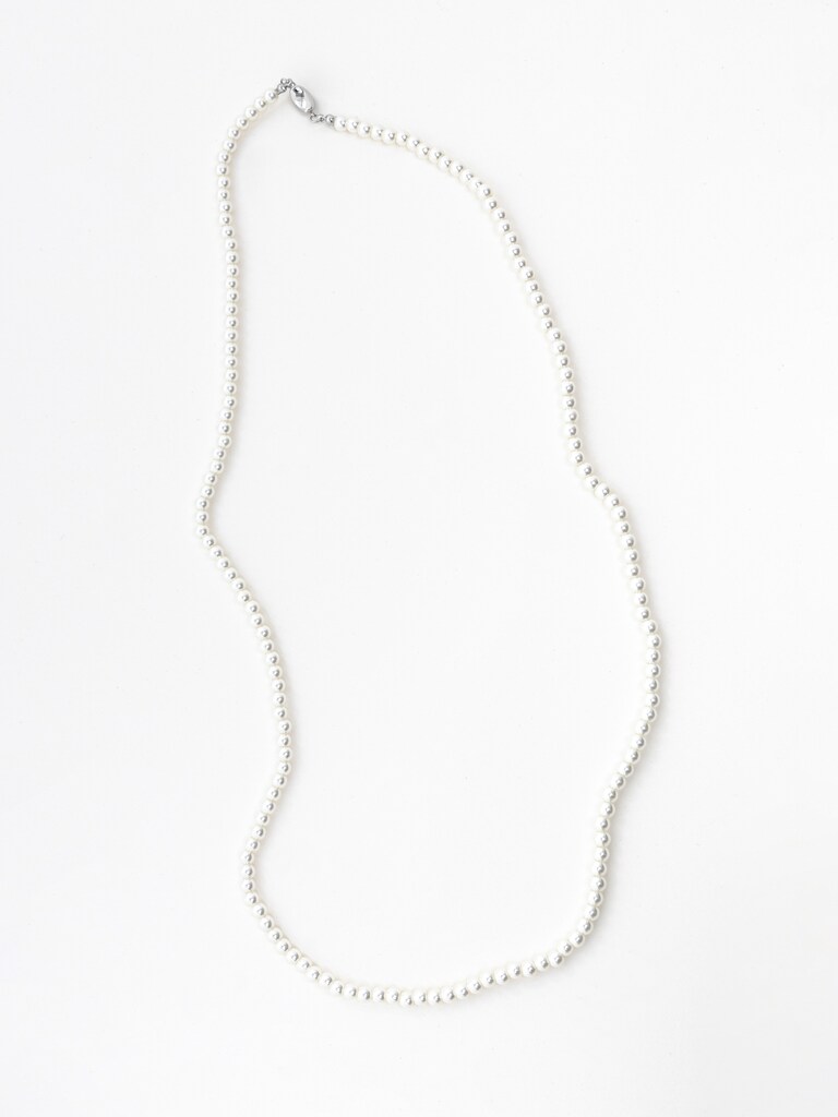 Long pearl necklace