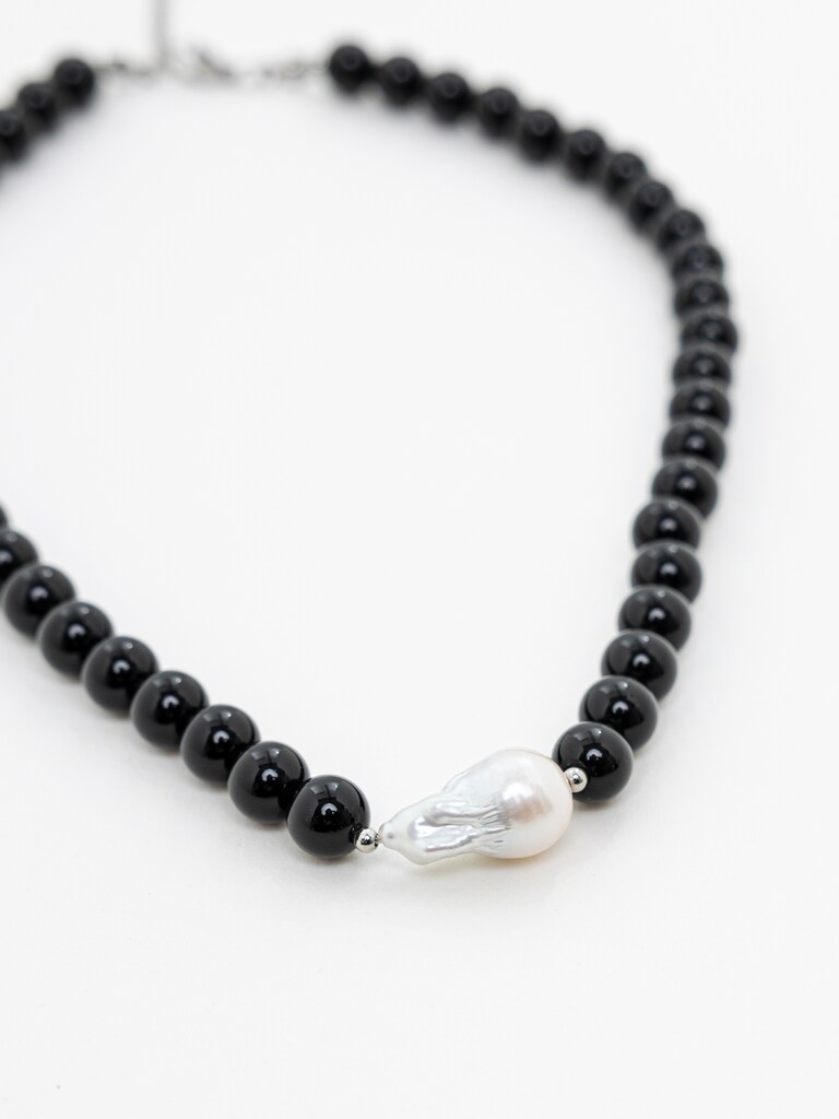 Колье из ярких бусин с жемчужиной по центру