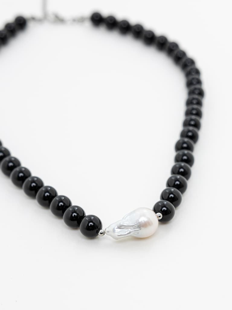 Колье из ярких бусин с жемчужиной по центру