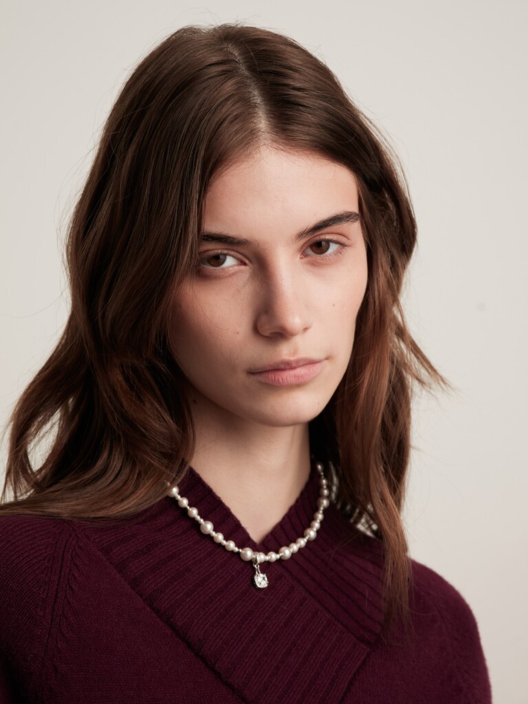 Колье из бусин разного размера с подвеской в стразах