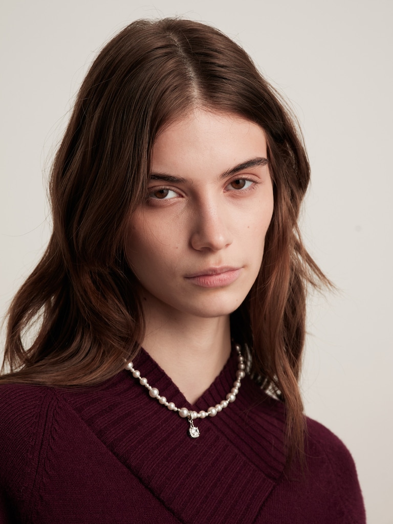 Колье из бусин разного размера с подвеской в стразах