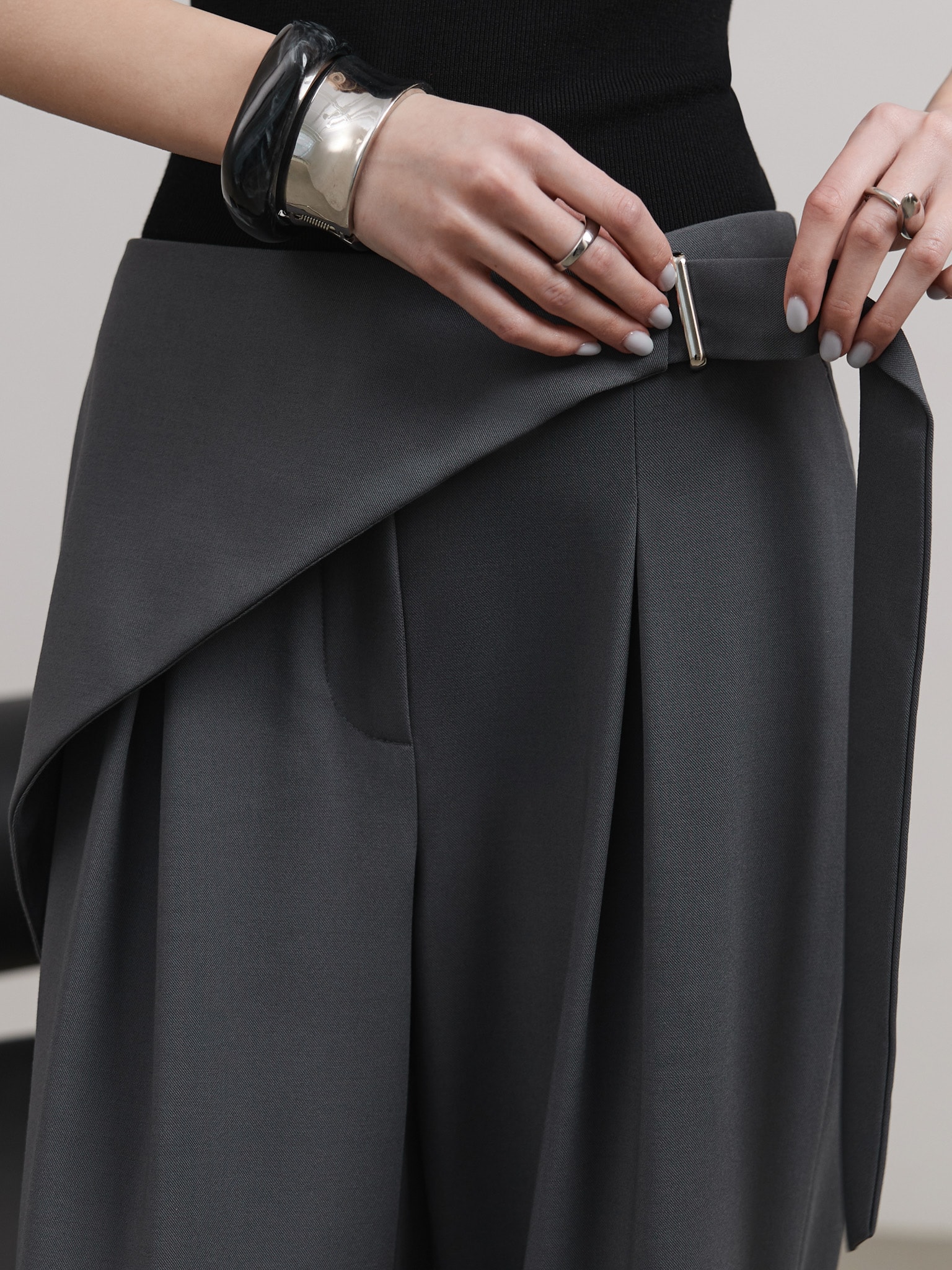 Loose-fit trousers with draping at the hips